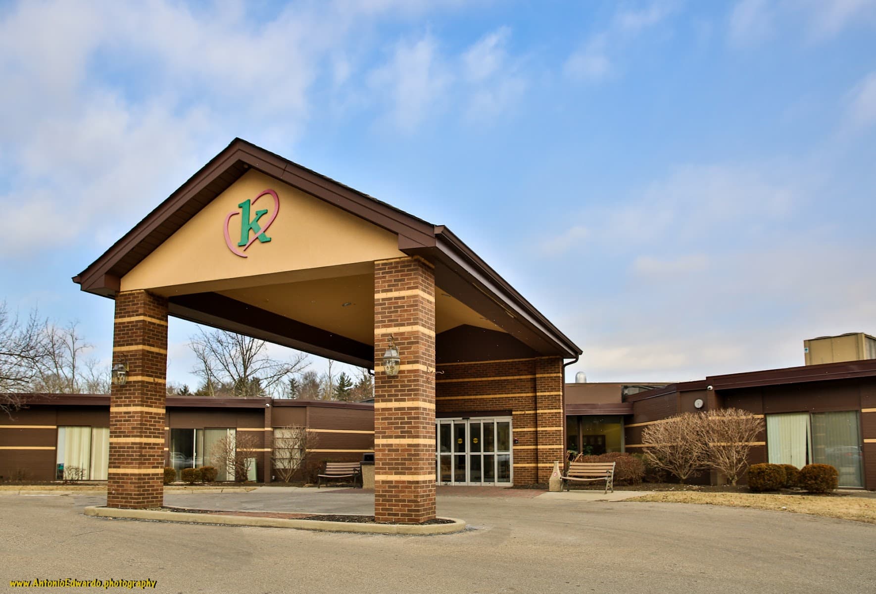 Exterior photograph of Kenwood Healthcare Center, Madeira, Ohio. Credit: Tony Stagge via Google.
